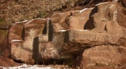 Spuren des Steinabbaus in römischer Zeit im Steinbruch bei Kall (Foto: Michael Thuns, LVR-ABR)