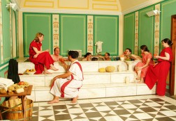 Personen in einer römischen Badeanlage