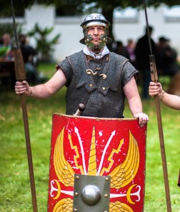 Ein römischer Soldat mit Rustung, Helm und Schild