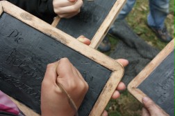Ritzen wie die Römer: auf nachgebauten Schreibtafeln aus dem "Kulturrucksack"