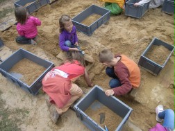 Ausgrabungen für Kinder in der Außenstelle Nideggen (Foto: Uwe Steinkrüger, LVR-ABR)