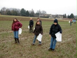 Schülerinnen und Schüler bei einer archäologischen Feldbegehung (Foto: Thomas Rubel)