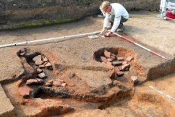 Ausgrabung eines römischen Ofens in Inden-Lucherberg (Foto: Joachim Altmiks, LVR-ABR)